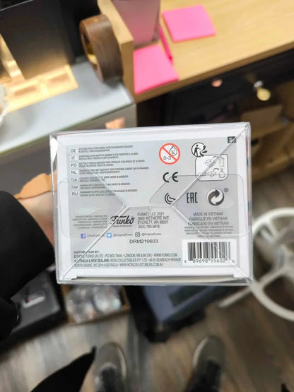 FUNKO POP - One Piece Shanks #939 CHASE Big Apple Collectables.com w/Protector